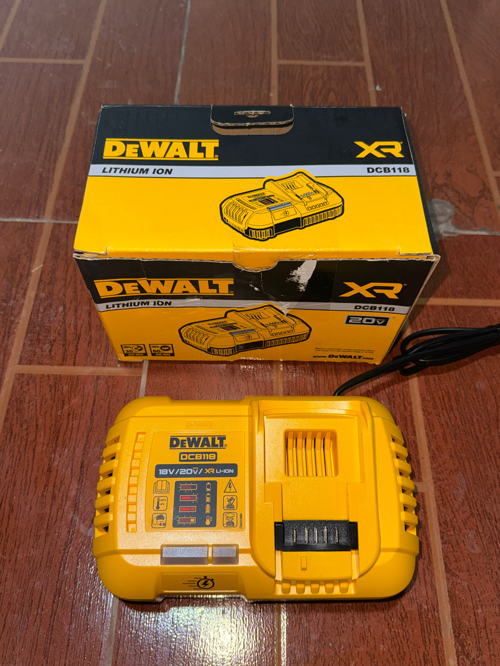 Dewalt DCB118 rapid charger